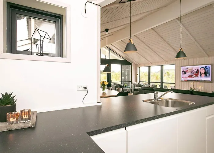 10 Person In Lokken-by Traum