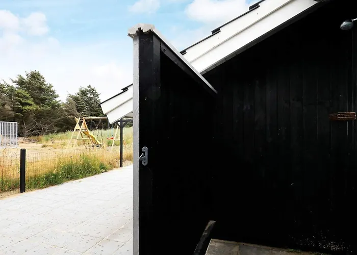 10 Person In Lokken-by Traum