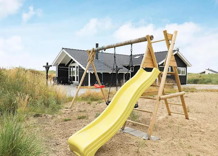 10 Person In Lokken-by Traum